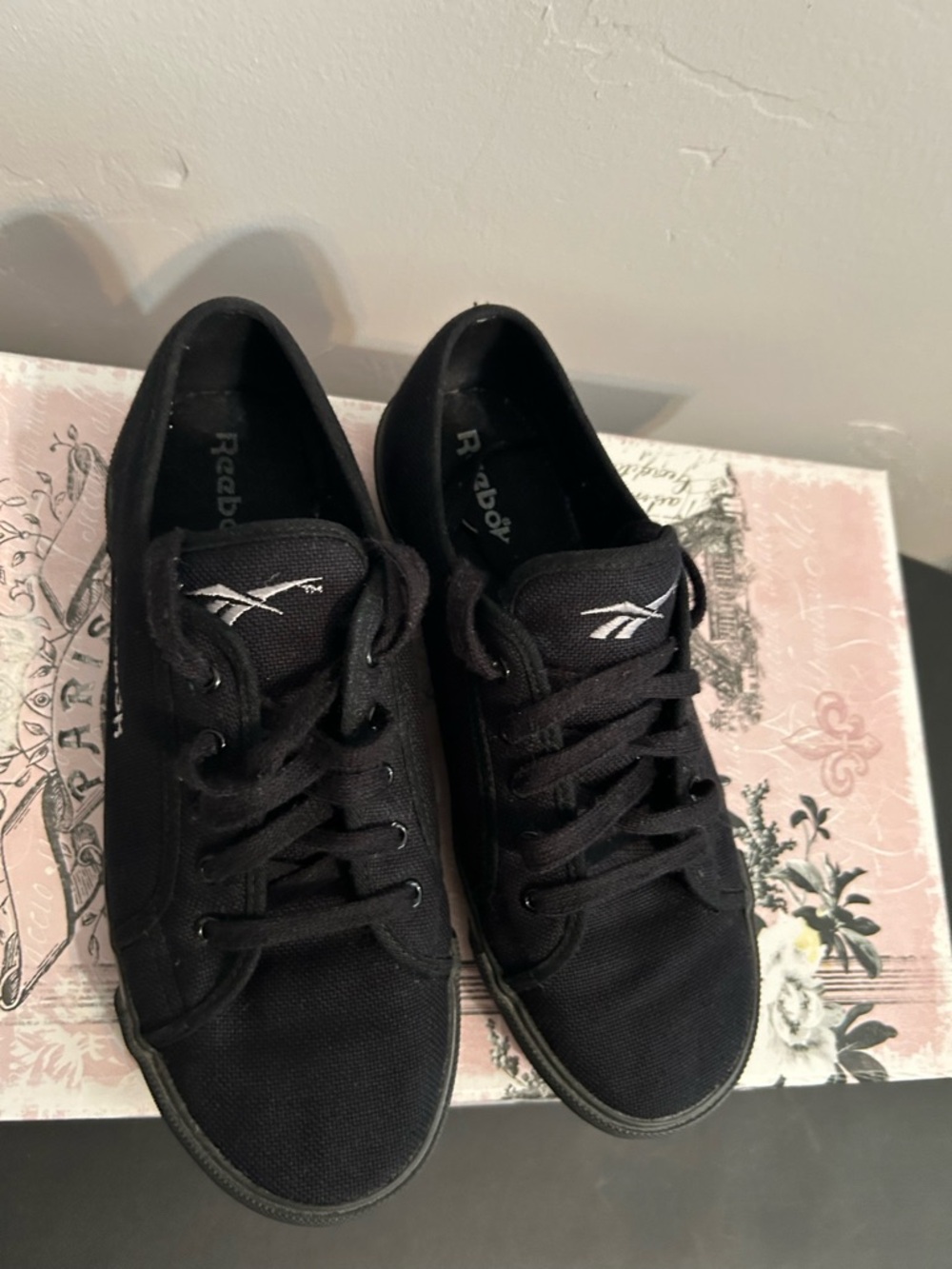 Reebok Men’s Black Low-Top Canvas Sneakers - Picture 4 of 5